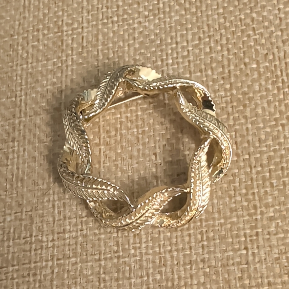 Vintage Signed Gerry's Gold Tone Textured Single Leaf Brooch Pin Botanical